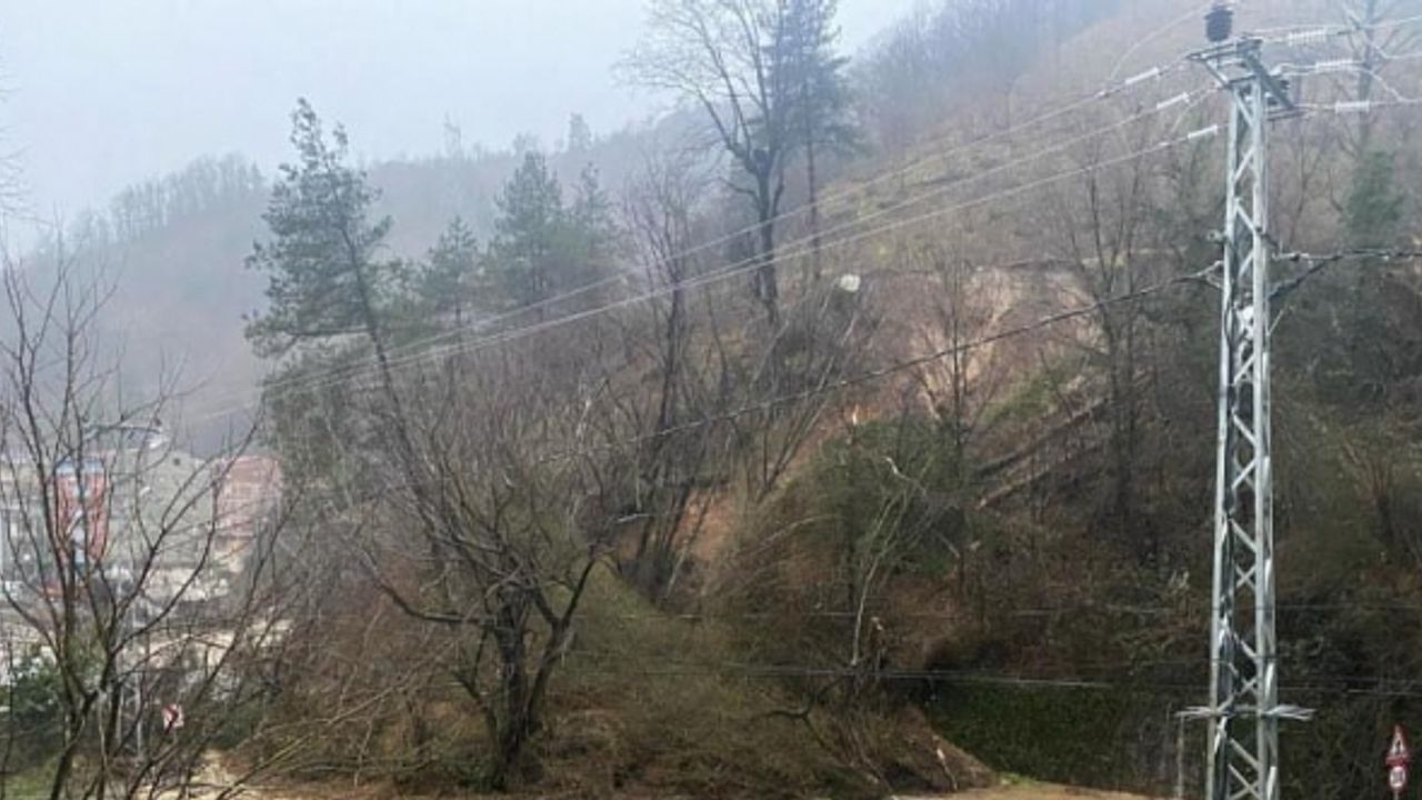 Borçka-Hopa karayolu heyelan nedeniyle ulaşıma kapandı