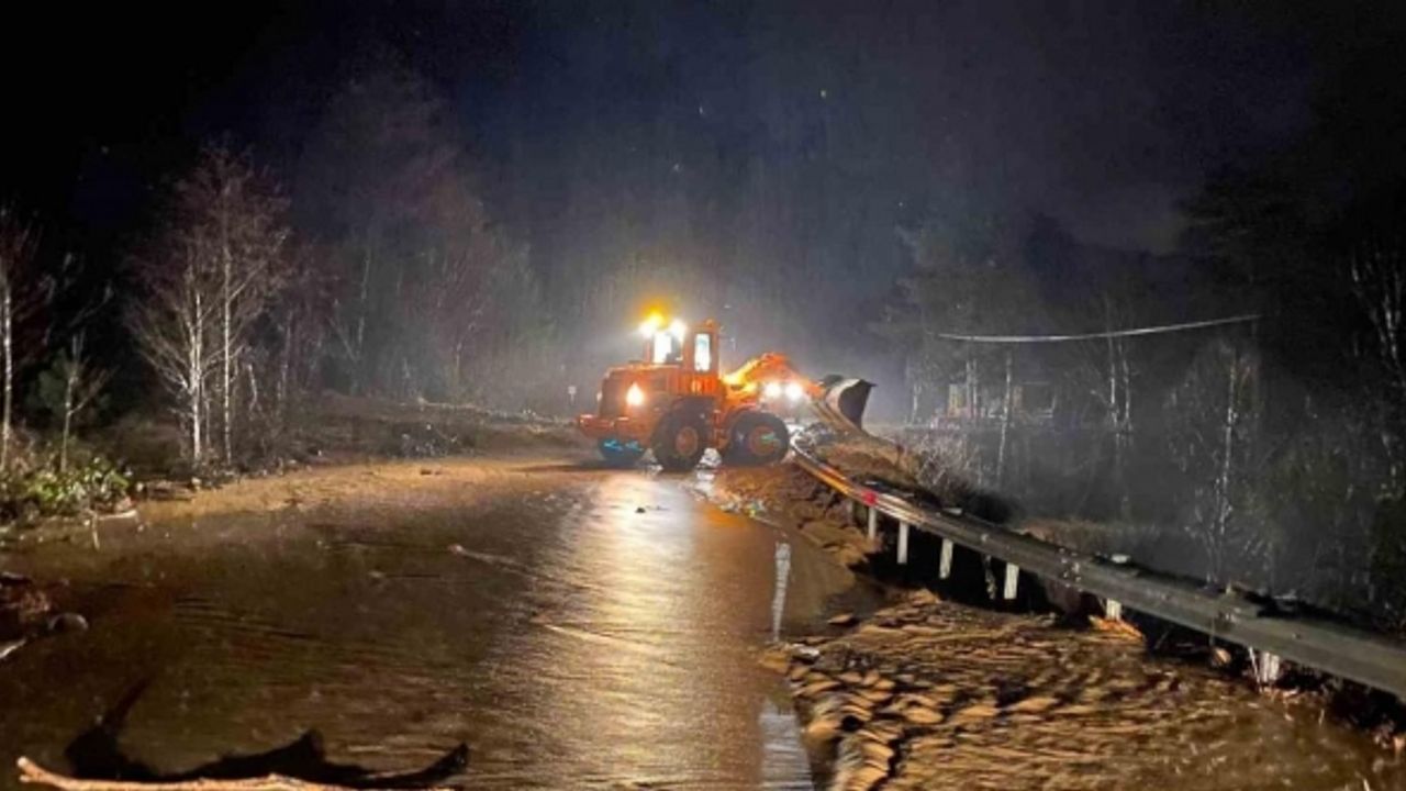 Borçka’da sel hasara neden oldu, cemaat camide mahsur kaldı
