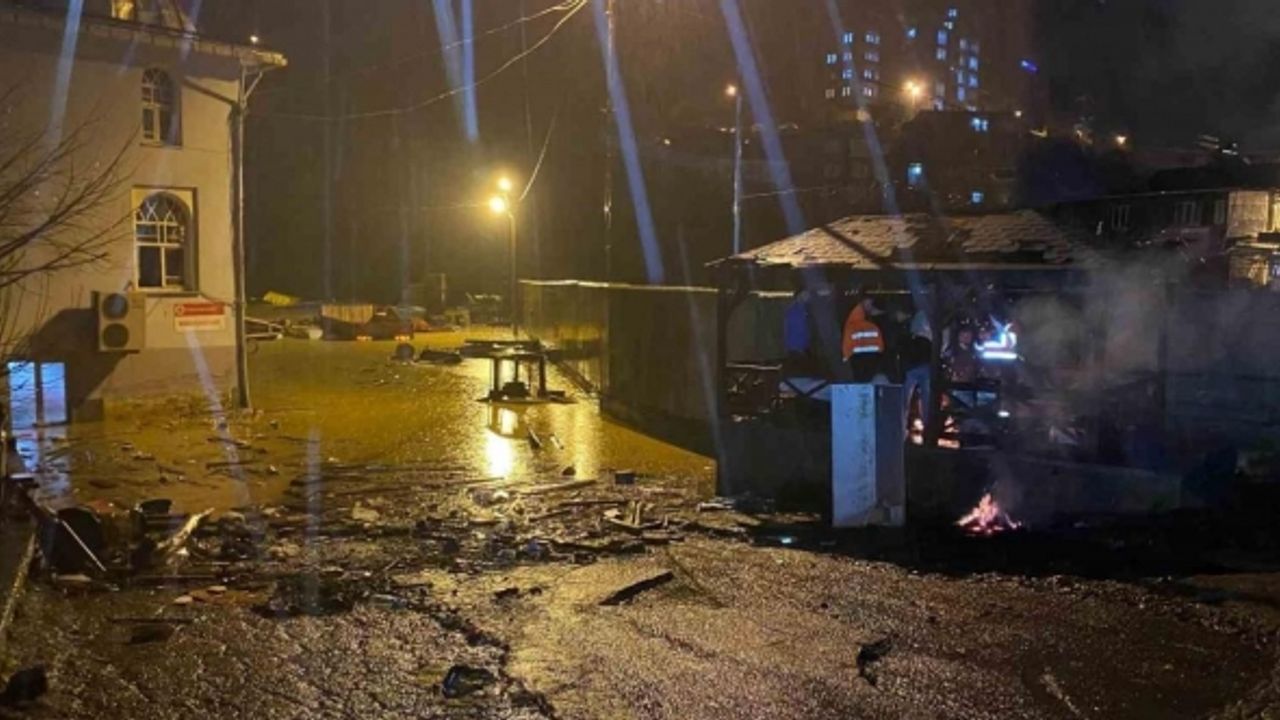 Borçka’da sel nedeniyle 4 bina tahliye edildi, 10 araç zarar gördü