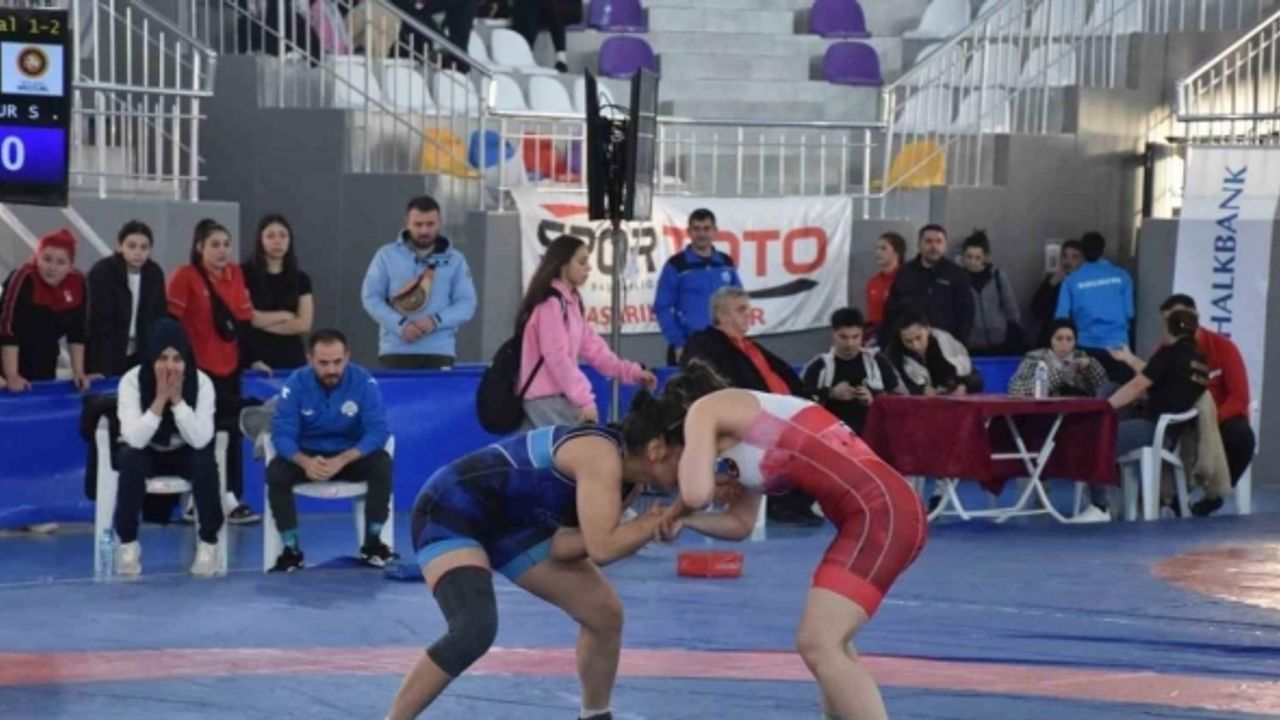 Buse Tosun U20 Kadınlar Güreş Türkiye Şampiyonası devam ediyor