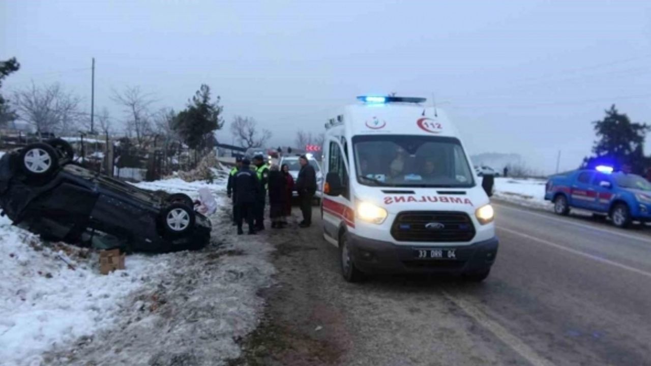 Buzda kayan otomobil takla atıp ters döndü