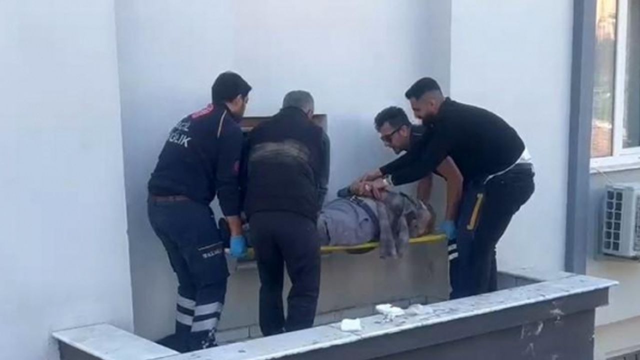 Çatıdaki güneş enerjisi panelini düzeltmek isterken canından oluyordu