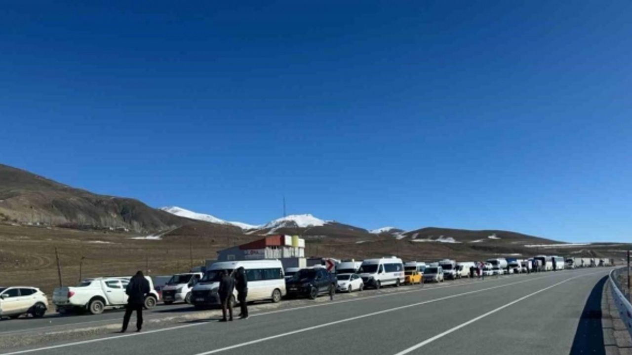 Çığ nedeniyle kapanan Van-Hakkari yolu trafiğe açıldı