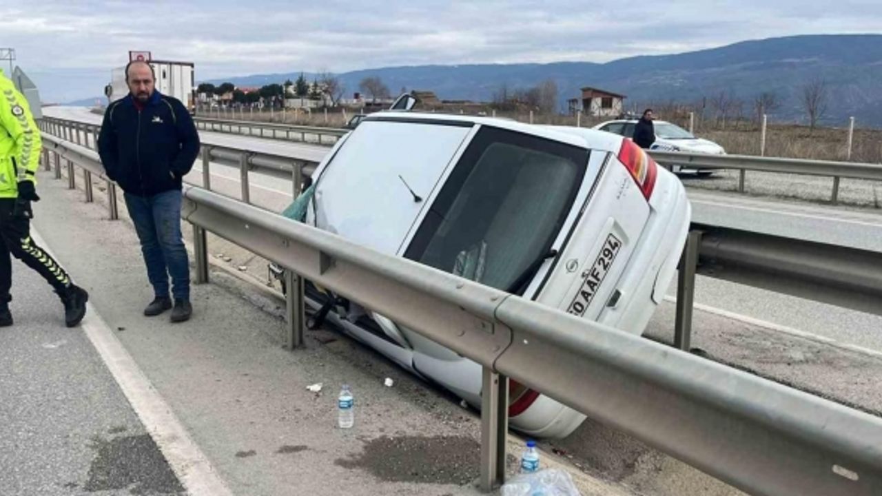 D100 karayolunda araç bariyerlere asılı kaldı: 2 yaralı