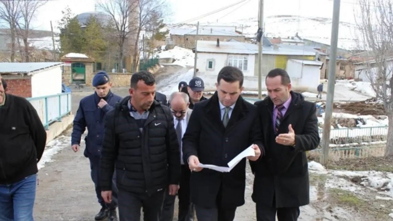 Demirözü Kaymakamı köy köy gezerek vatandaşların sorunlarını dinliyor