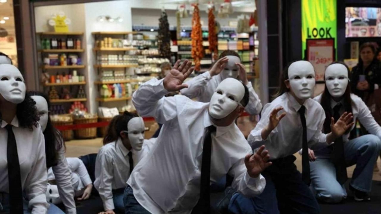 Deprem farkındalığı için hazırlanan ‘Sessiz ve sözsüz’ tiyatro oyunu büyük beğeni topladı