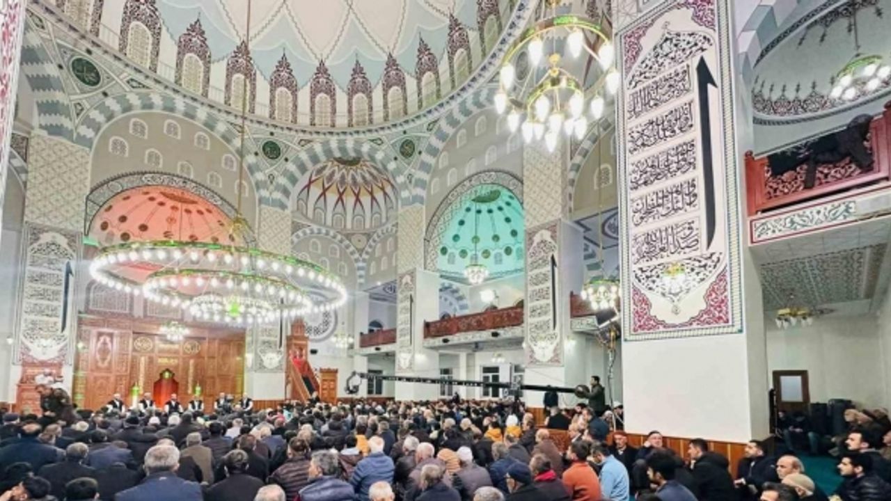 Depremde ağır yara alan Adıyaman’da Miraç Kandili idrak edildi