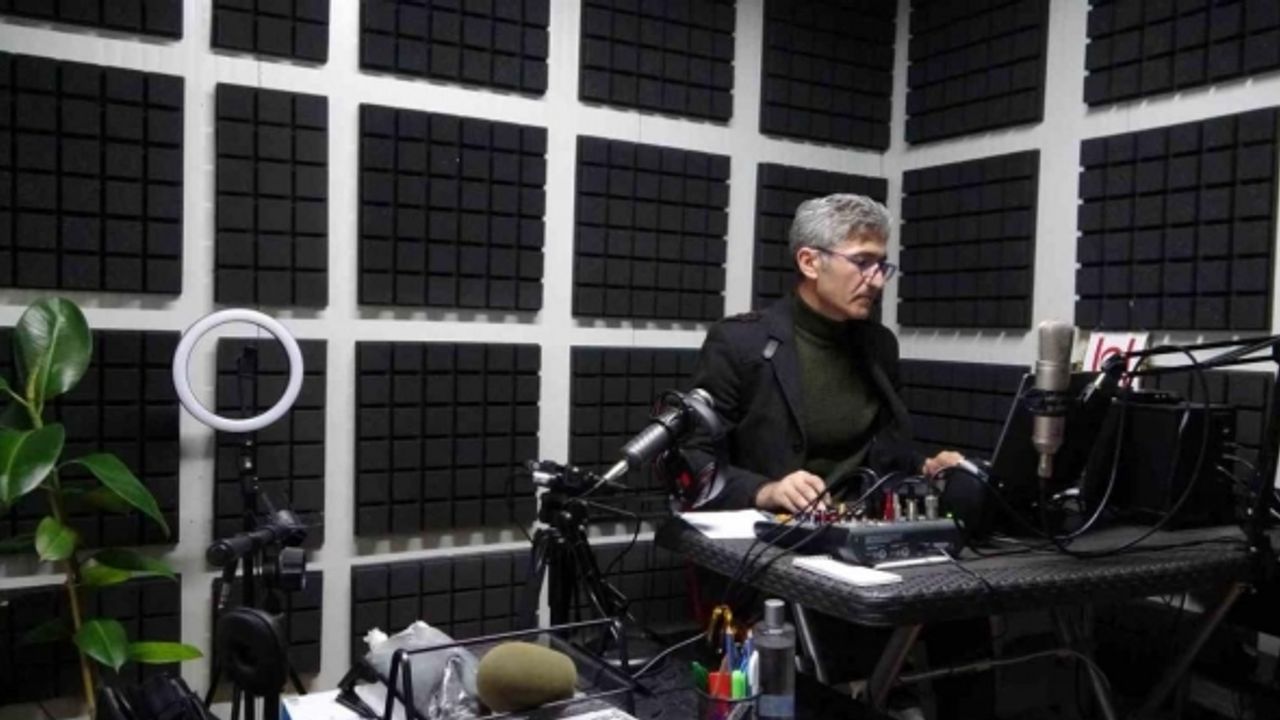 Depremde hizmet binaları yıkılan radyocular “ses” vermek için mücadele ediyor