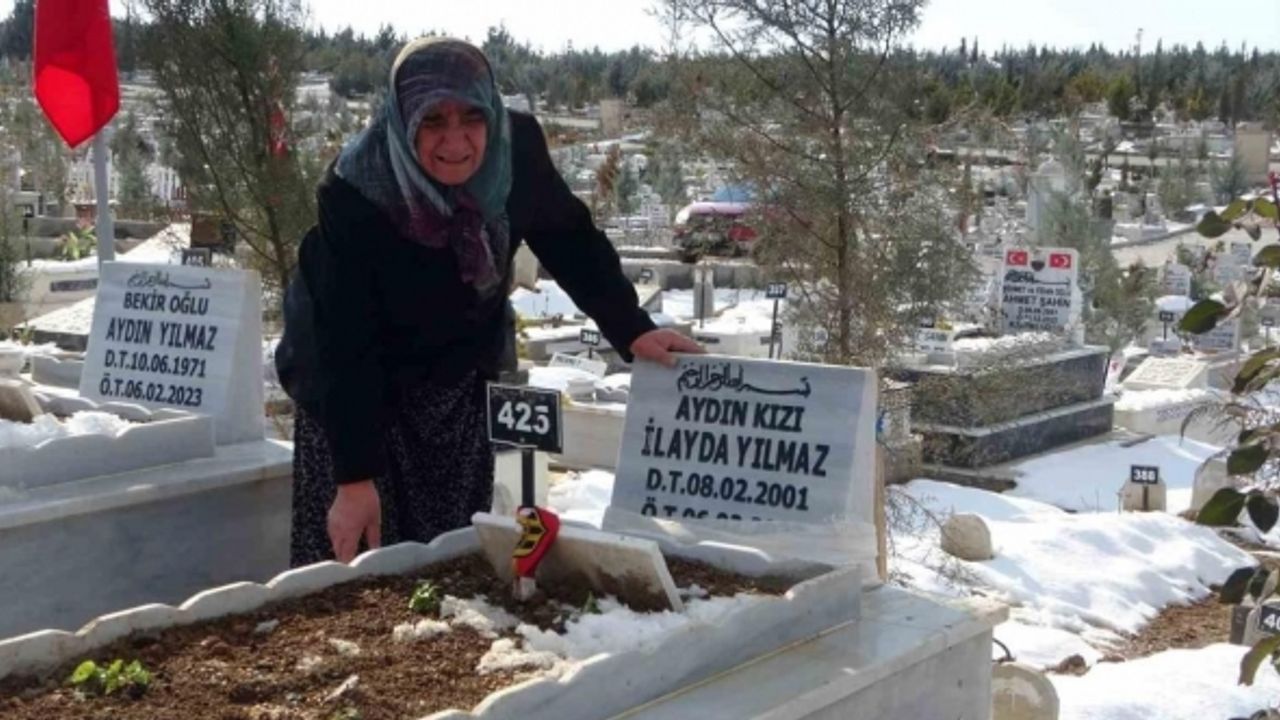 Depremde oğlunu, gelinini ve torunlarını kaybeden yaşlı kadın mezarlıktan ayrılamıyor