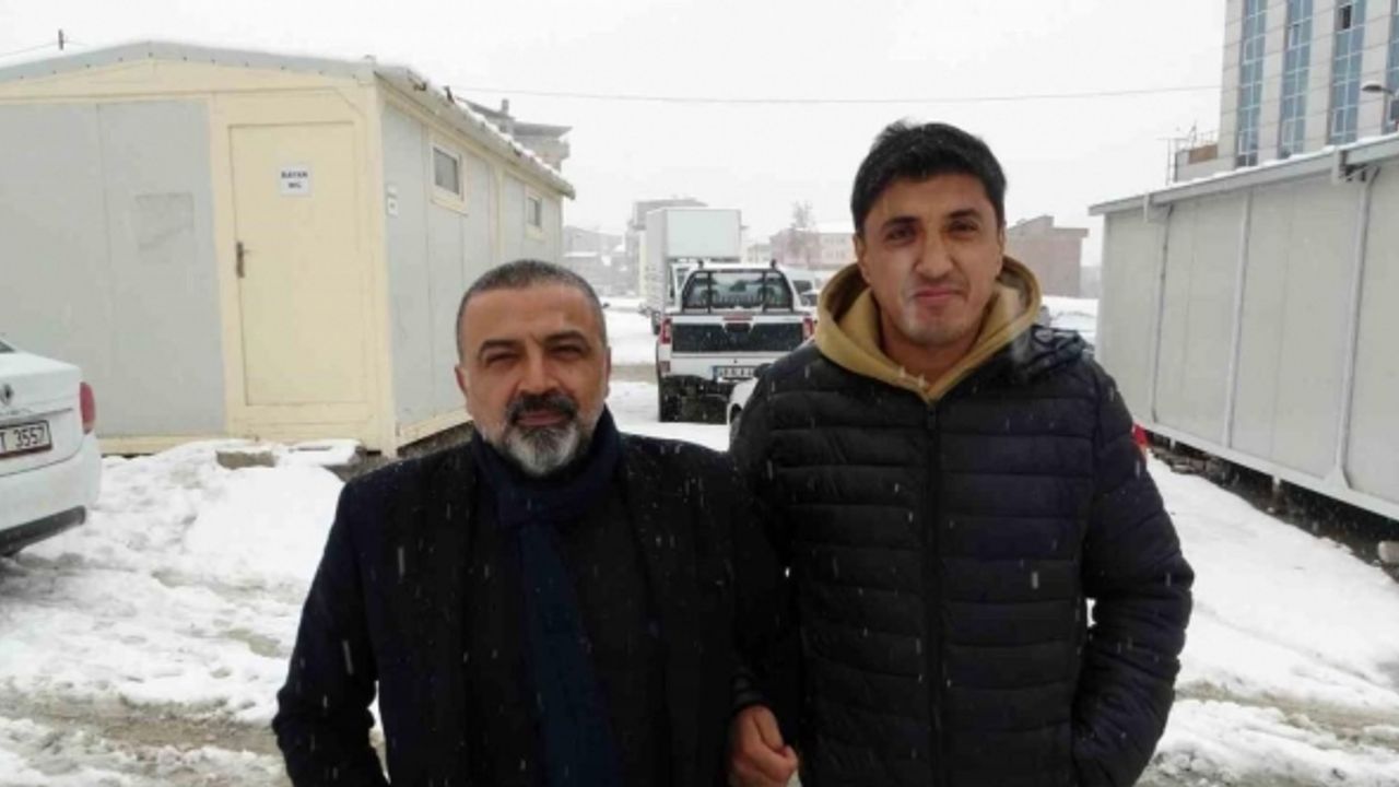 Depremde yıkılan apartmanın enkazından, sosyal medyadan gönderdiği mesajla kurtuldu