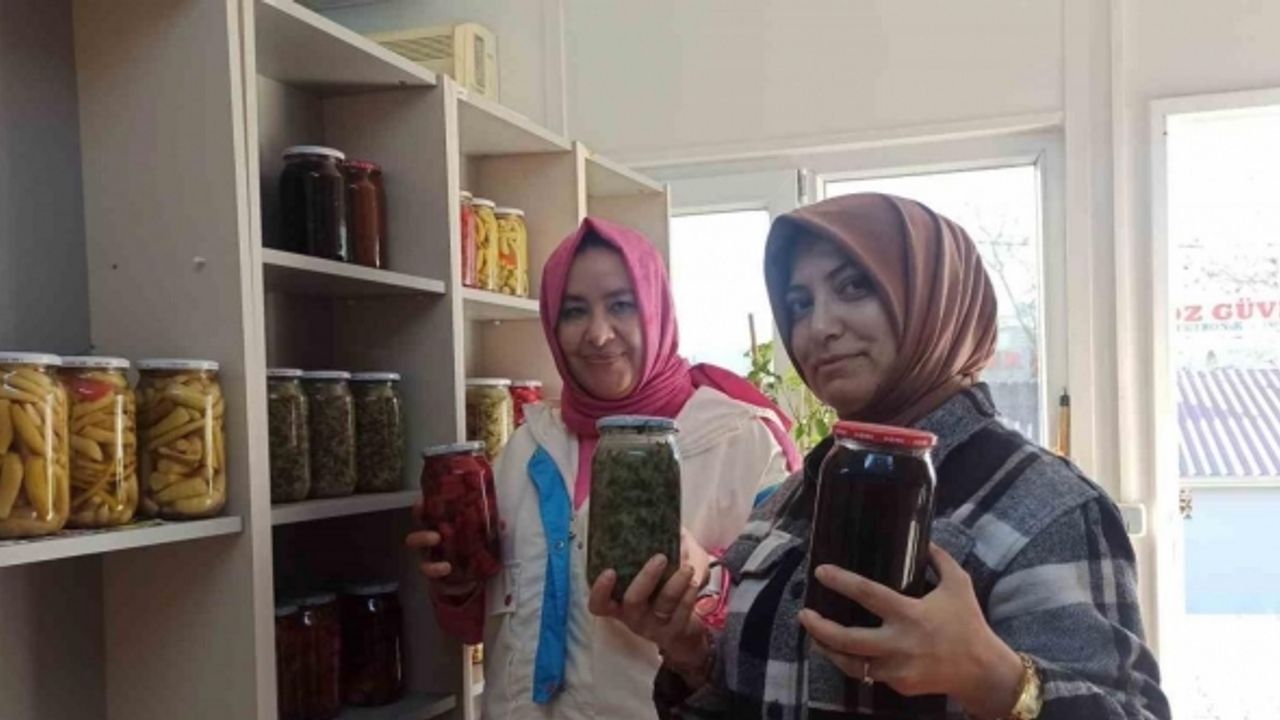 Depremzede gelin ve görümce yöresel yemekler yaparak aile ekonomisine katkıda bulunuyor