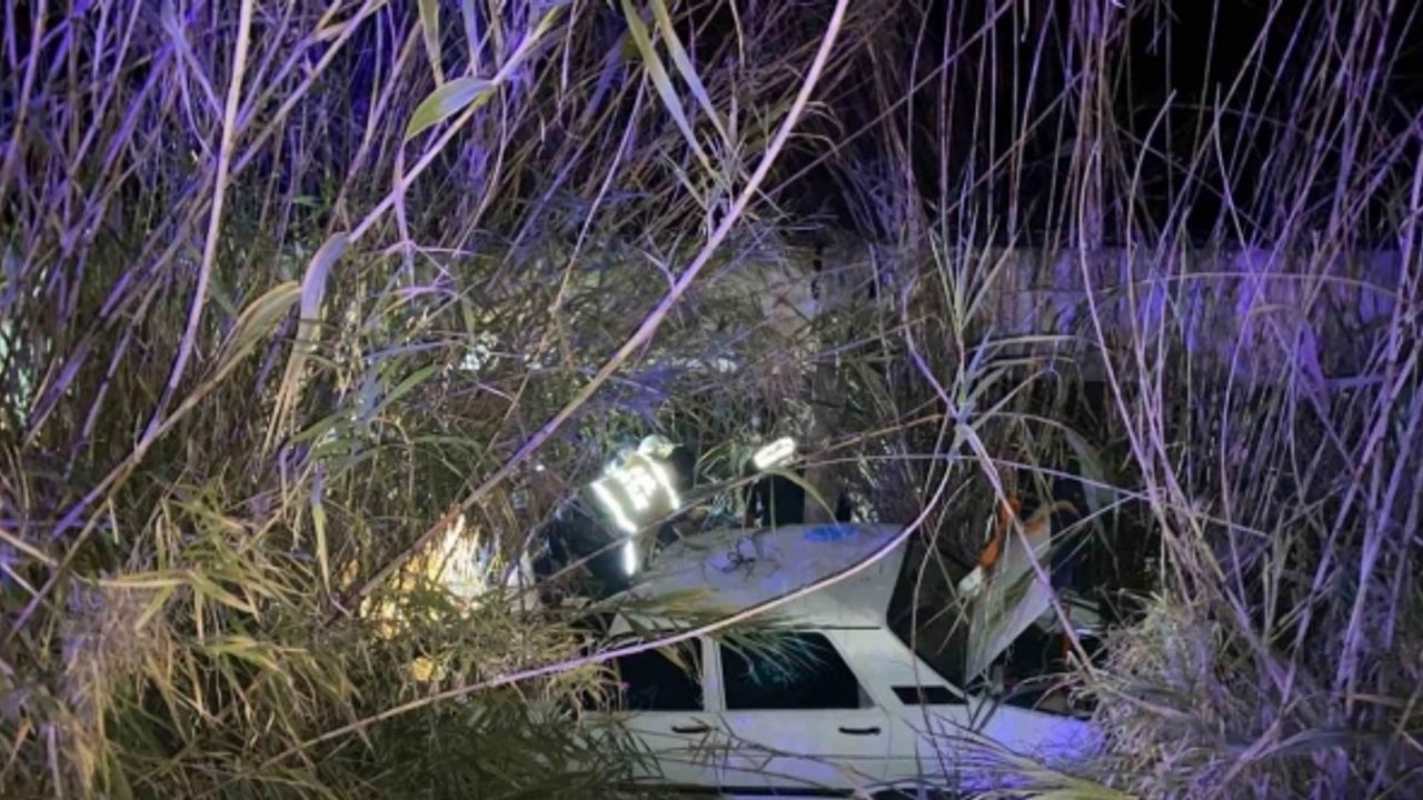 Dere yatağına uçan otomobil için yardıma koştular, bulmaca gibi kazayı çözmeye çalıştılar