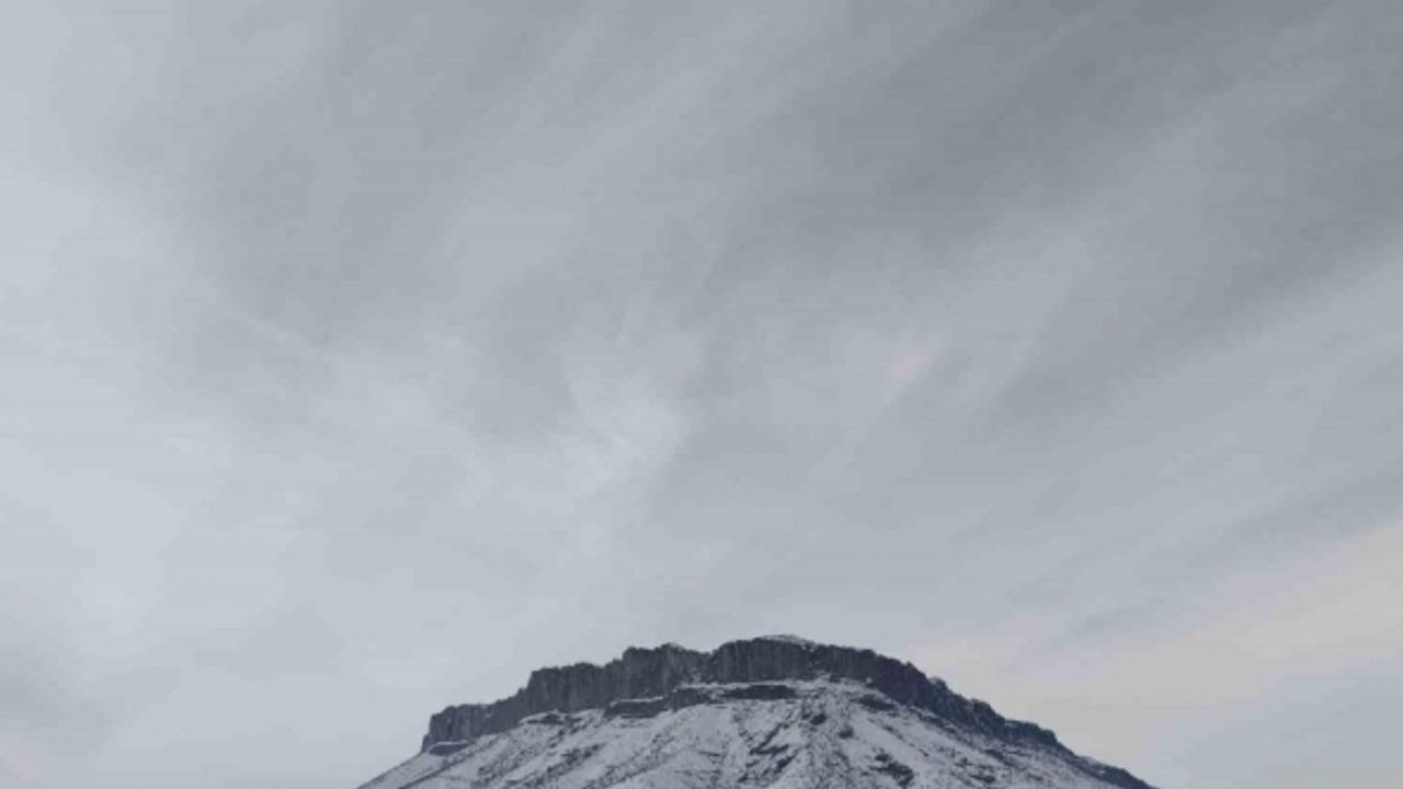 Derecik’te 2 bin 487 rakımlı Balkayalar Dağı’nın karla güzelliği