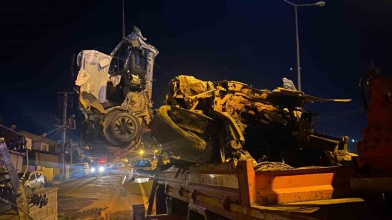 Diyarbakır’daki feci kazada beton direğe çarpan araç hurdaya döndü: 1 ağır yaralı