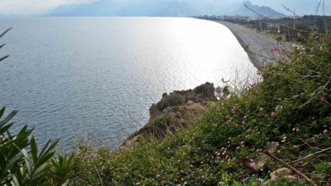 Dünyaca ünlü sahili kuşbakışı gören seyir alanındaki çöpler profesörü çileden çıkardı