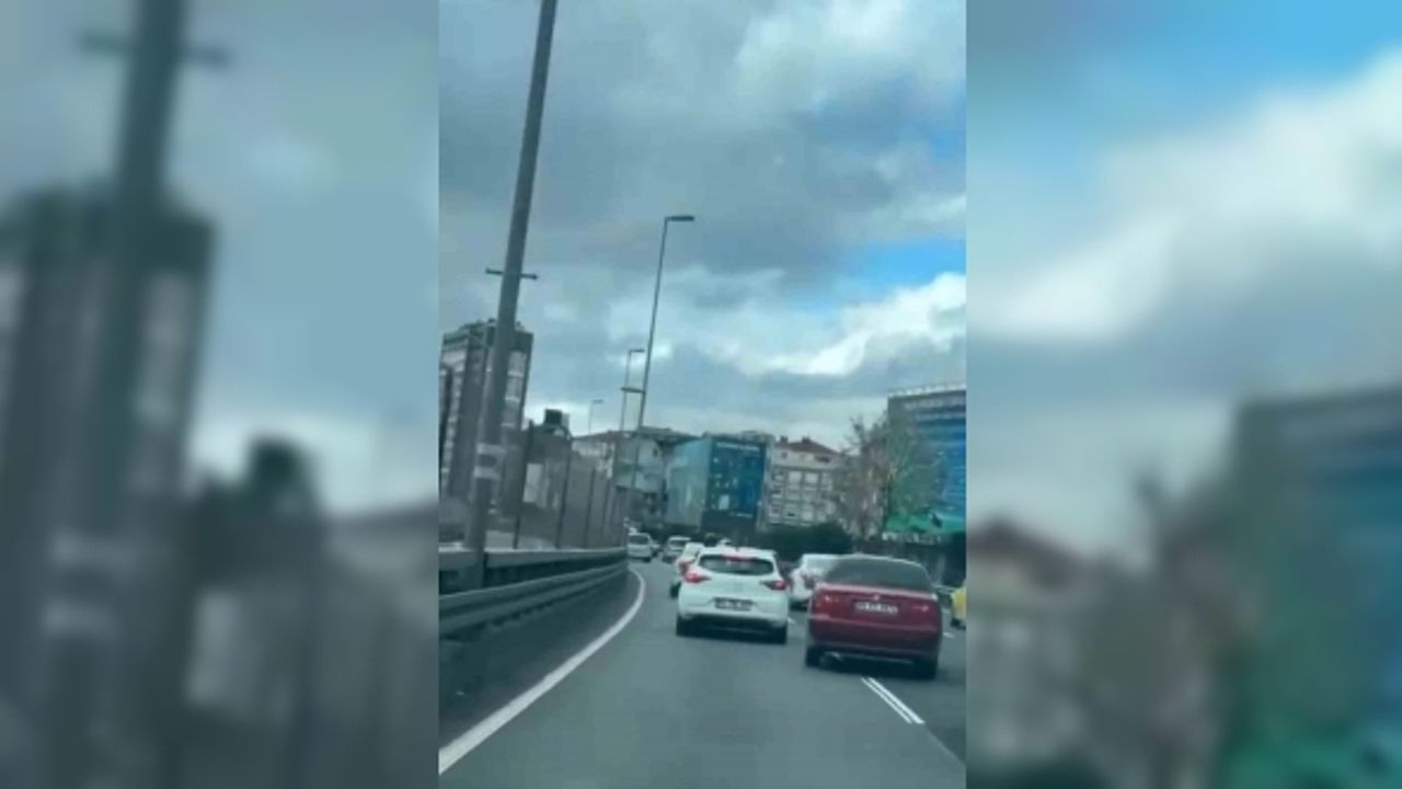 E-5 Karayolu’nda korku dolu anlar kamerada: Kovaladığı sürücünün önünü kesip saldırmaya çalıştı