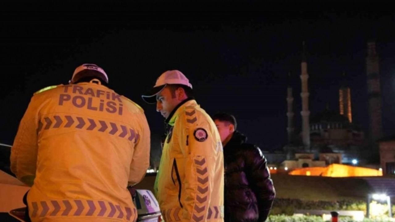 Edirne’de alkolü sürücülere ceza yağdı, cam filmlerini ise elleriyle söktüler