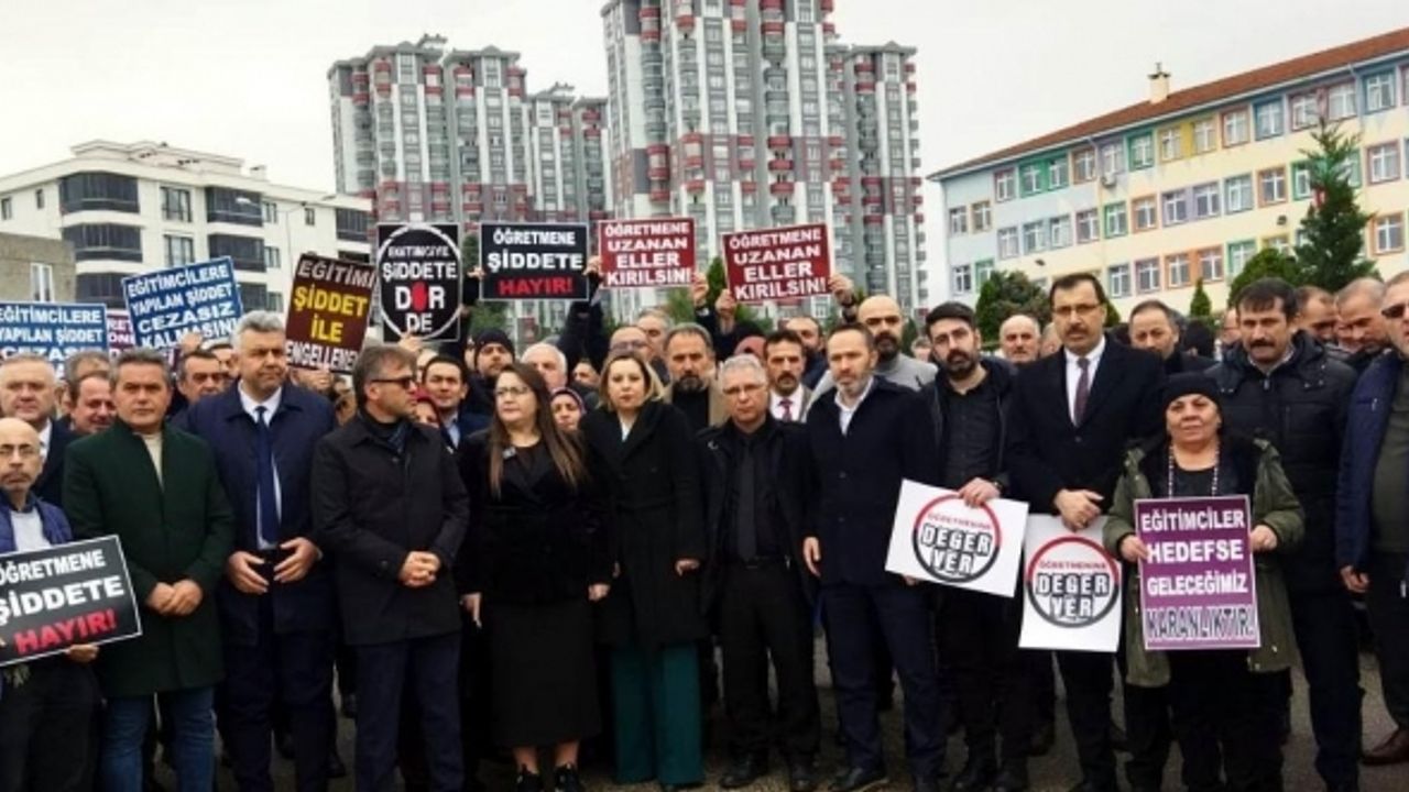 Eğitimciler, okul çıkışı darp edilen müdür için toplandı