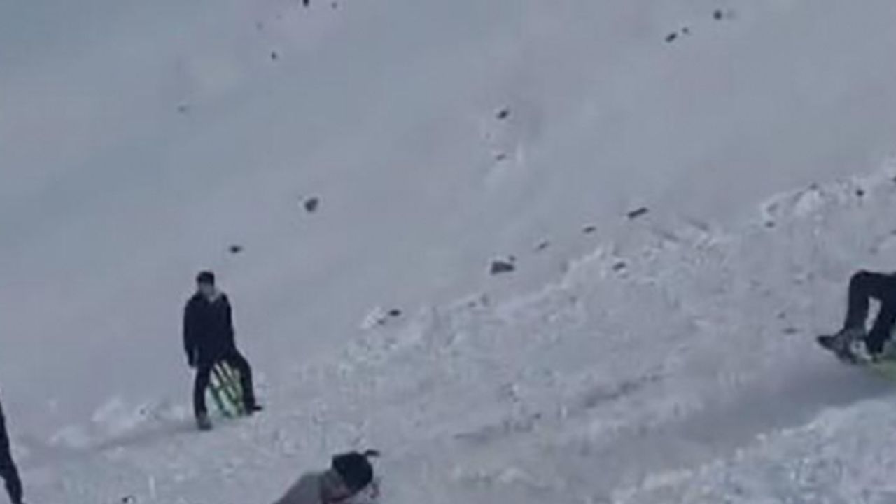 Elazığ’da kayak sezonu açıldı, vatandaşların kızakla kayma anları gülümsetti