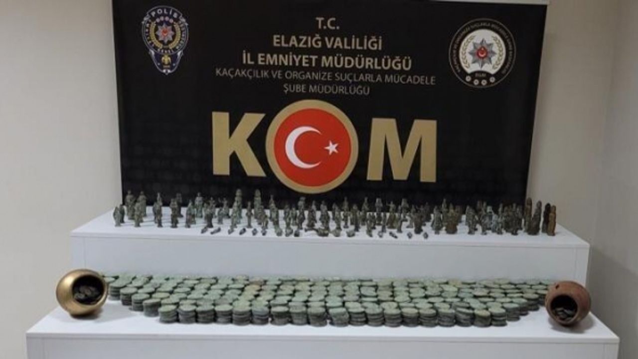 Elazığ’da tarihi eser kaçakçılığı operasyonu: Roma dönemine ait sikke ve heykel ele geçirildi