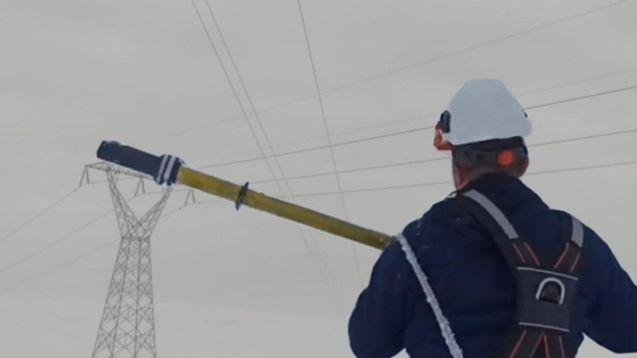 Elektrik onarım ve bakım ekiplerinin karda zorlu mesaisi