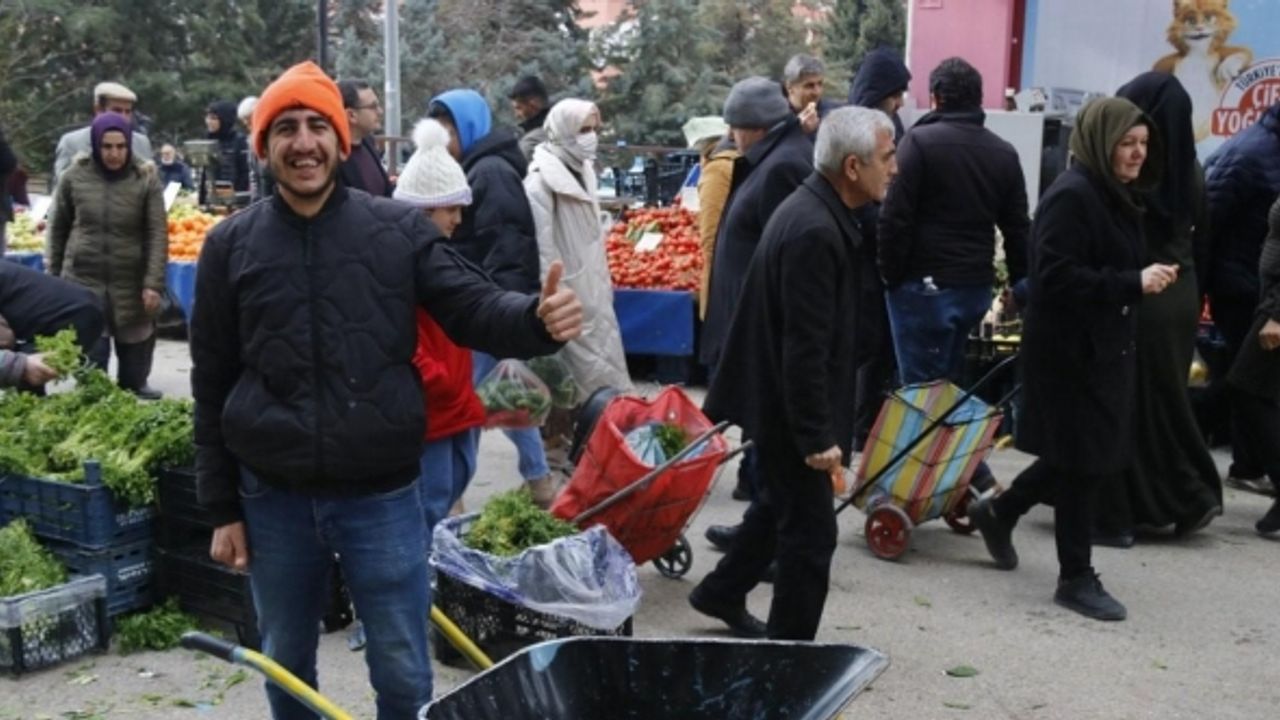 Engelli genç 9 yıldır geçimini pazar alışveriş torbalarını taşıyarak sağlıyor