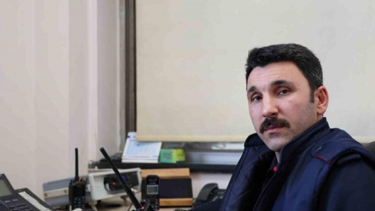 Enkazdaki oğlunun yanına gitmeyip bin 50 depremzedenin kurtarılmasını sağladı