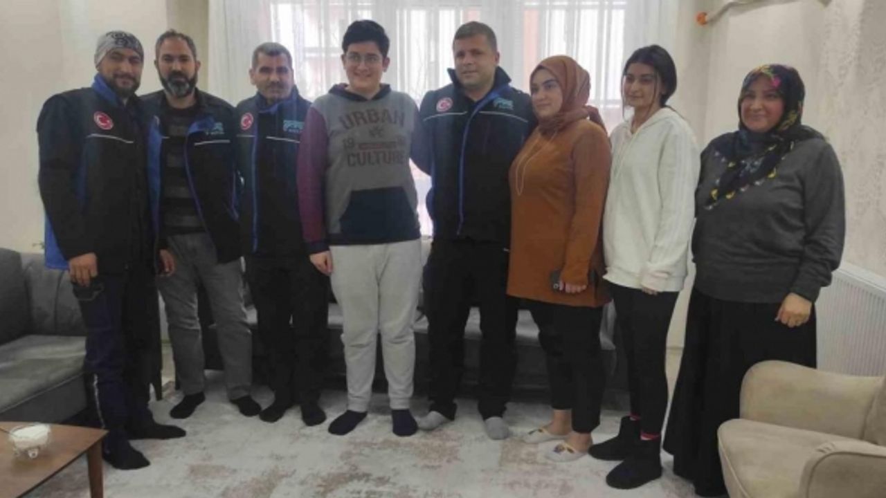 Enkazdan kendisini kurtaran ekibi görünce gözyaşlarına hakim olamadı