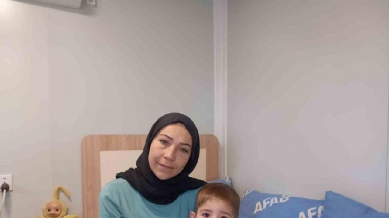 Enkazdan kurtarılan 2 yaşındaki Göktuğ ve annesi o günü unutamıyor
