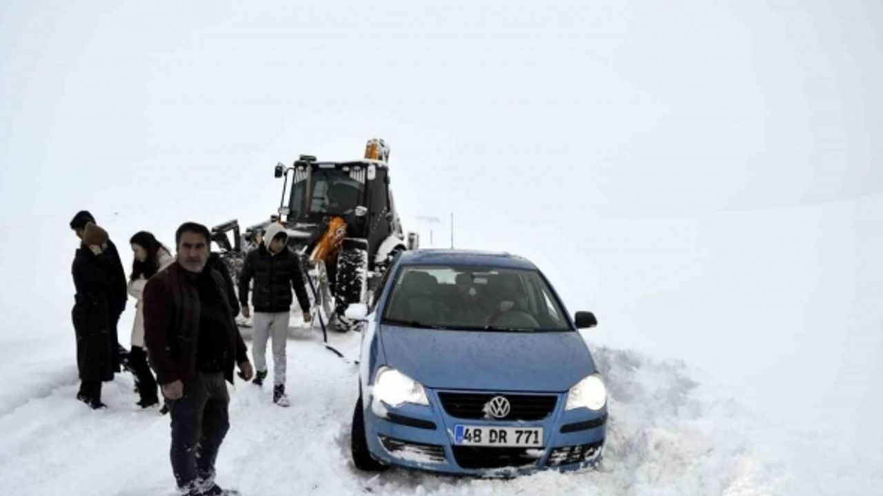 Erciş’te yolda mahsur kalan öğretmenler için ekipler seferber oldu