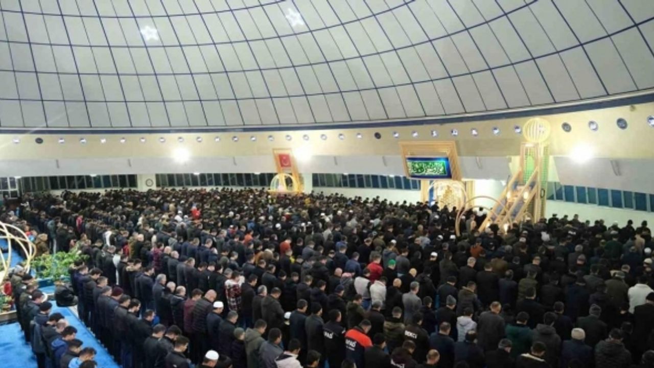 Erzincan’da Miraç Kandili’nde camiler doldu, depremde hayatını kaybedenler anıldı