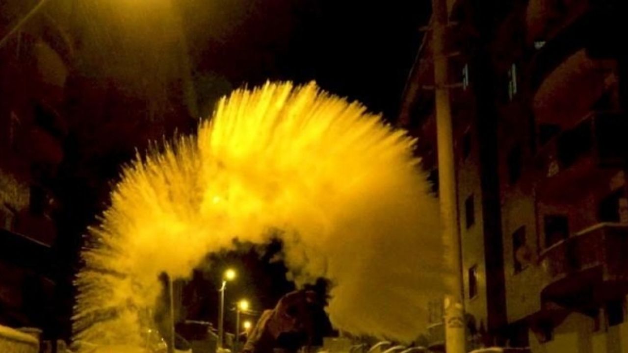 Erzincan’da soğuk havada havaya serpilen kaynar su yere düşmeden buz oldu