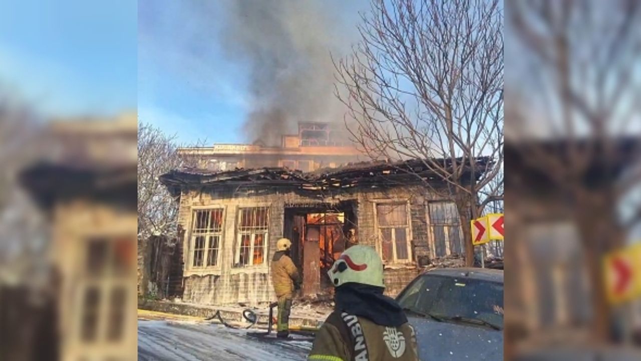 Eyüpsultan’da iki katlı ahşap bina alevlere teslim oldu: Evinin yanışını gözyaşları içinde izledi