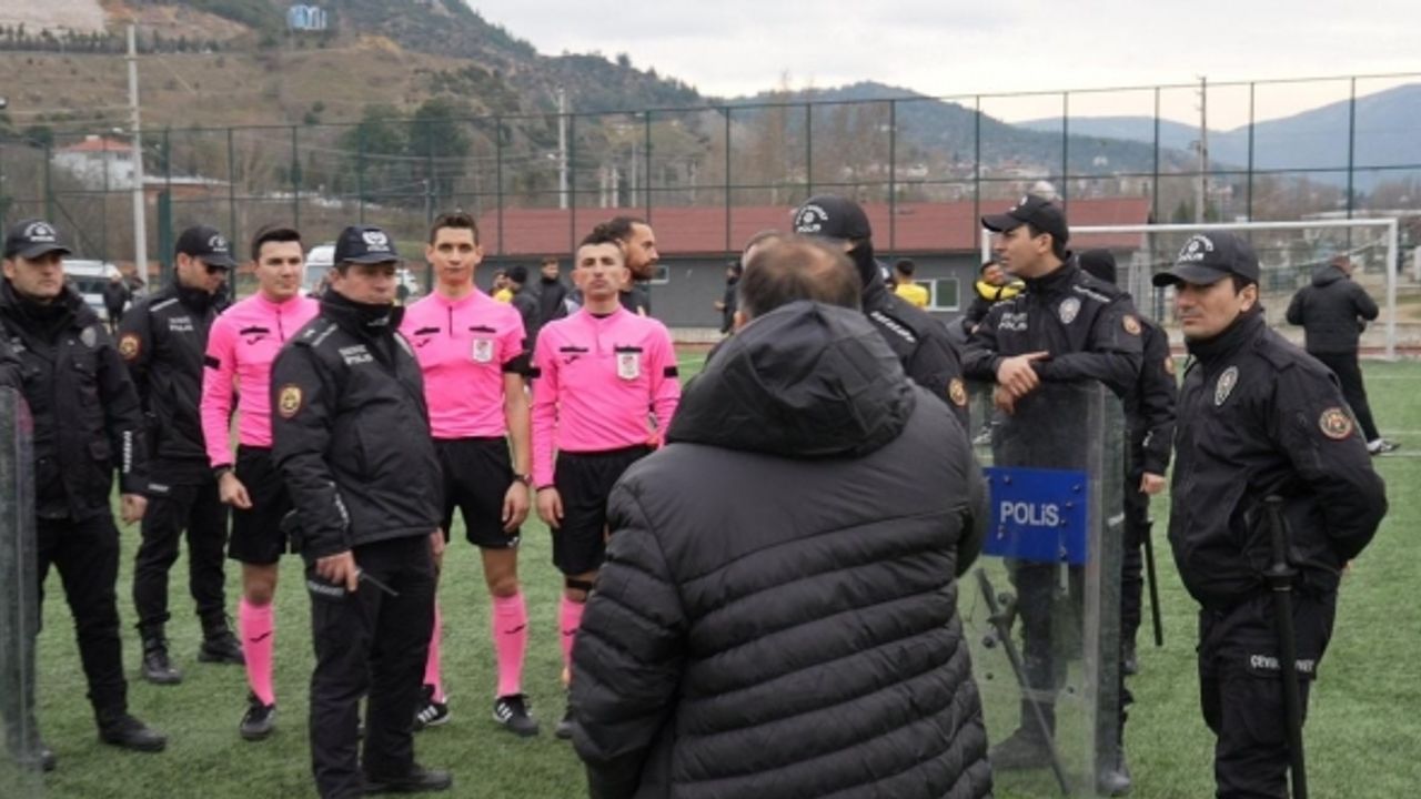 Futbolcular tribünlere el hareketi yaptı, ortalık karıştı