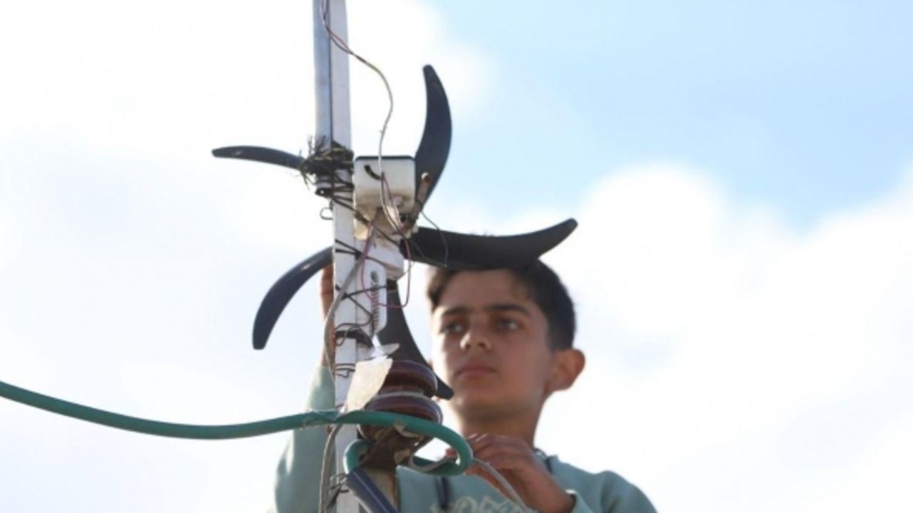 Gazzeli çocuk yaşadıkları çadırı aydınlatmak için elektrik üretiyor