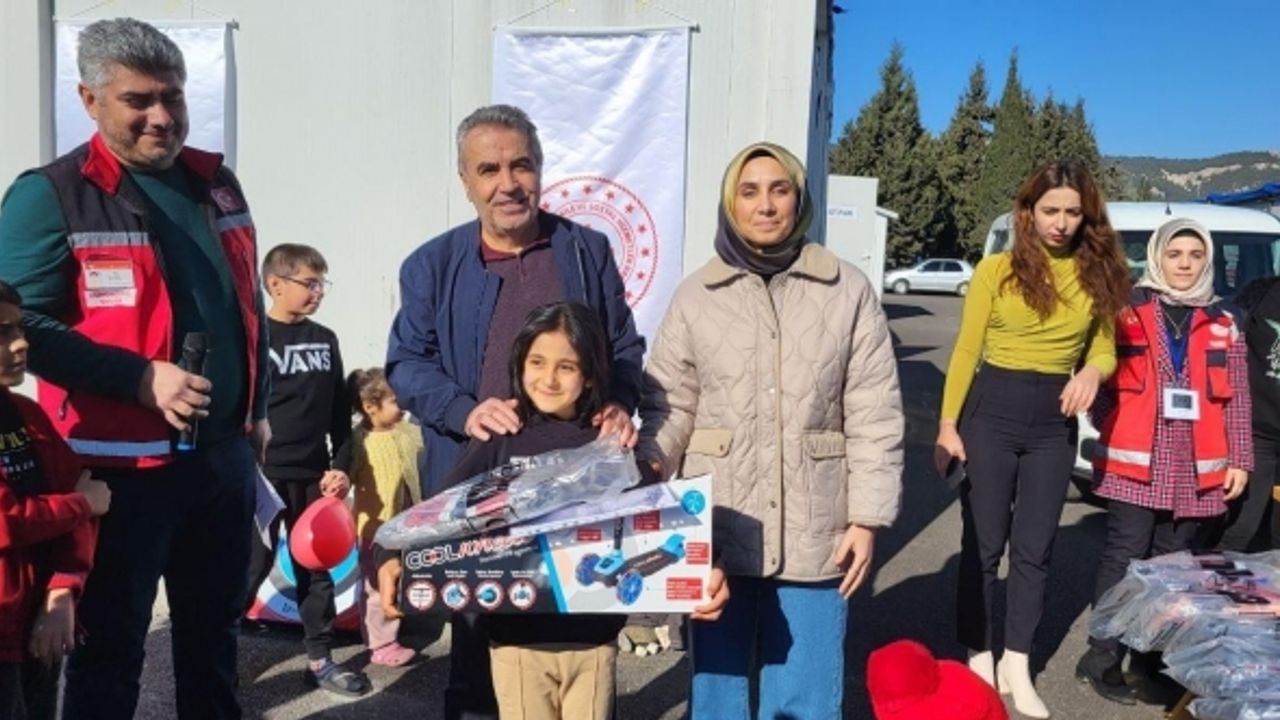 Geçici barınma merkezlerindeki çocuklara psikososyal destek sürüyor