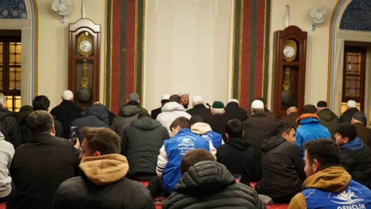 Gençler depremde hayatını kaybeden vatandaşlar için sabah namazında buluştu