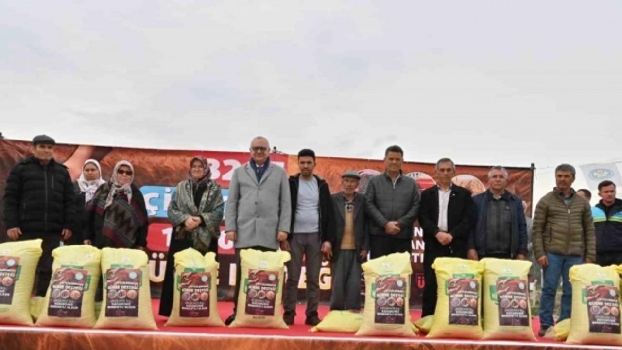 Gördes’te 1004 üreticiye 230 ton gübre desteği