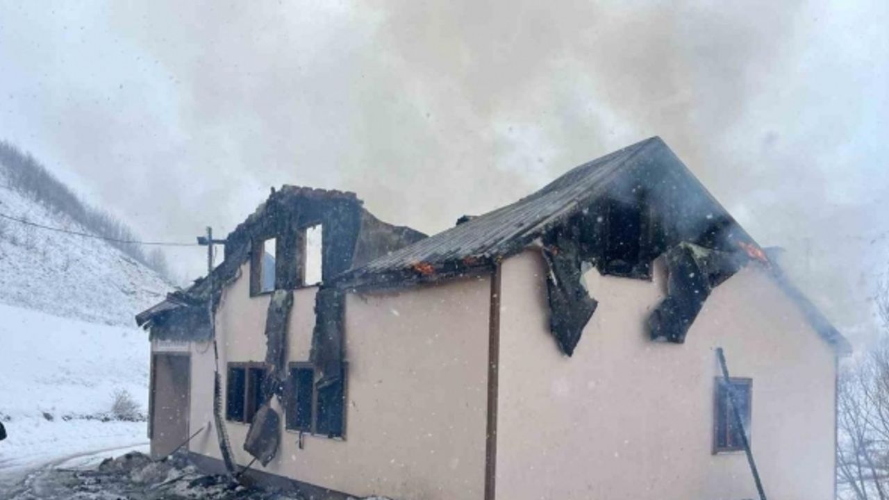 Gümüşhane’de çıkan yangında 2 katlı köy konağı ve muhtarlık küle döndü