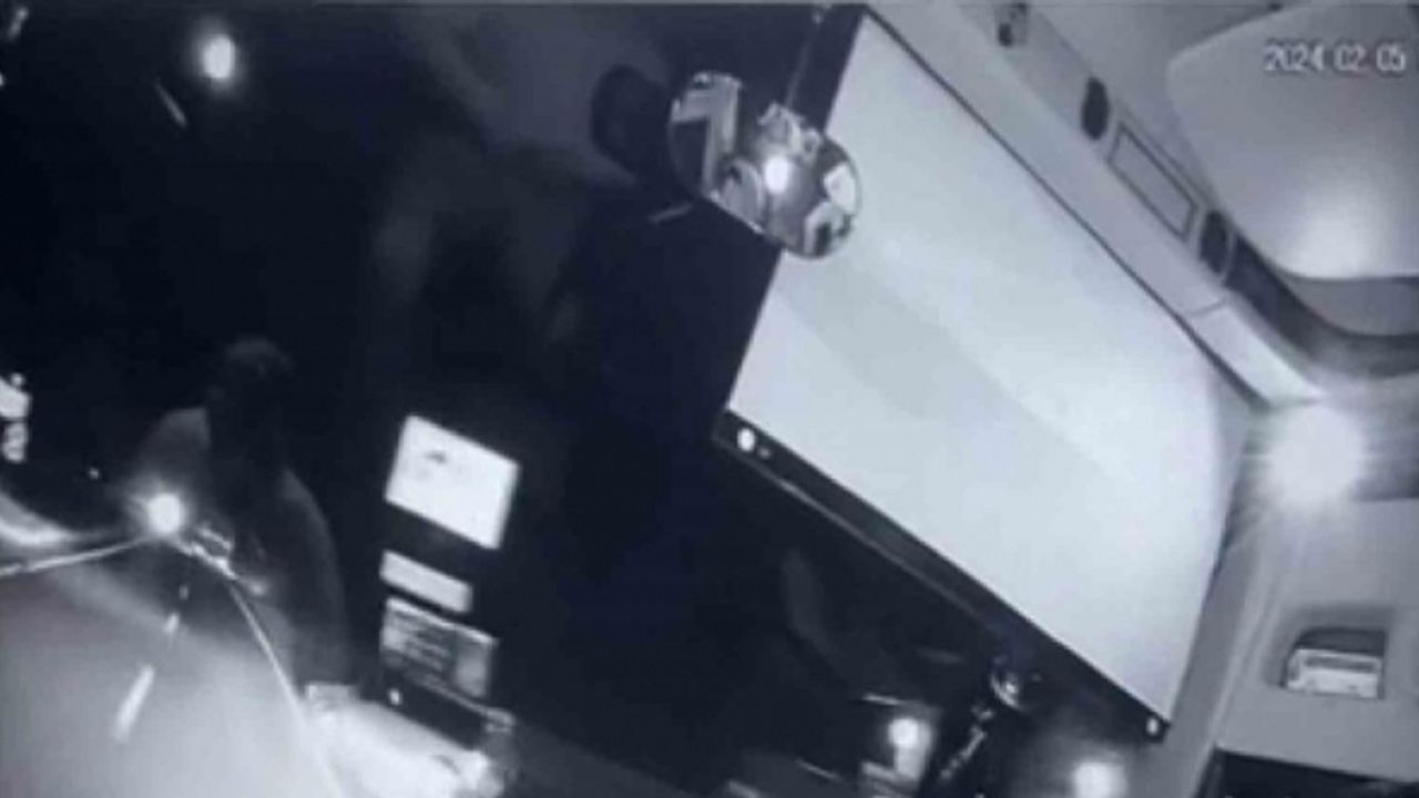 Gümüşhane’de hafif ticari araçla yolcu otobüsünün çarpıştığı kaza kamerada