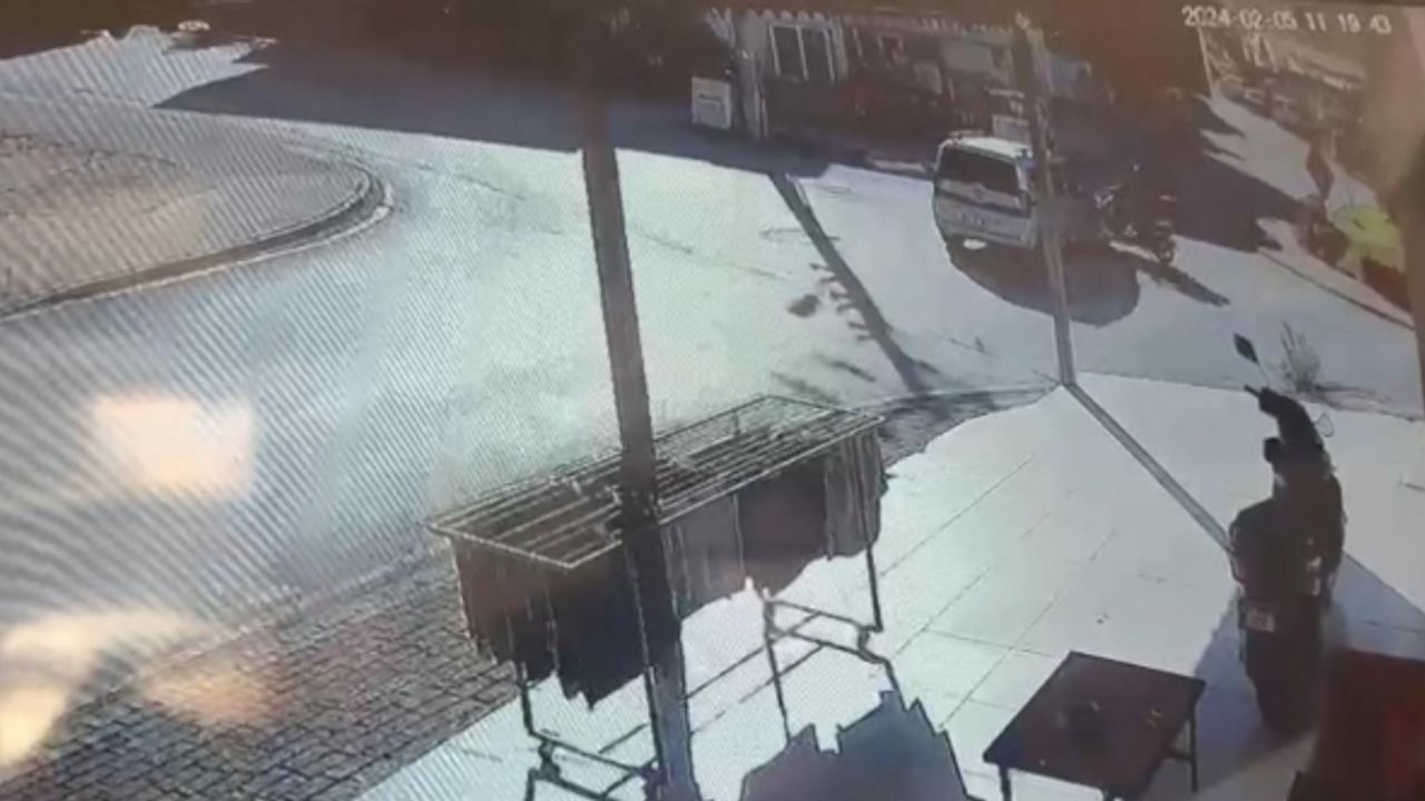 Hafif ticari araç ile motosiklet çarpıştı: 2 yaralı