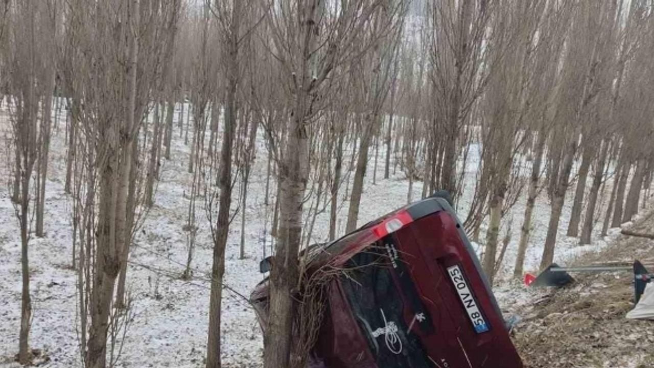 Hafif ticari araç yan yattı: 6 kişi yaralandı