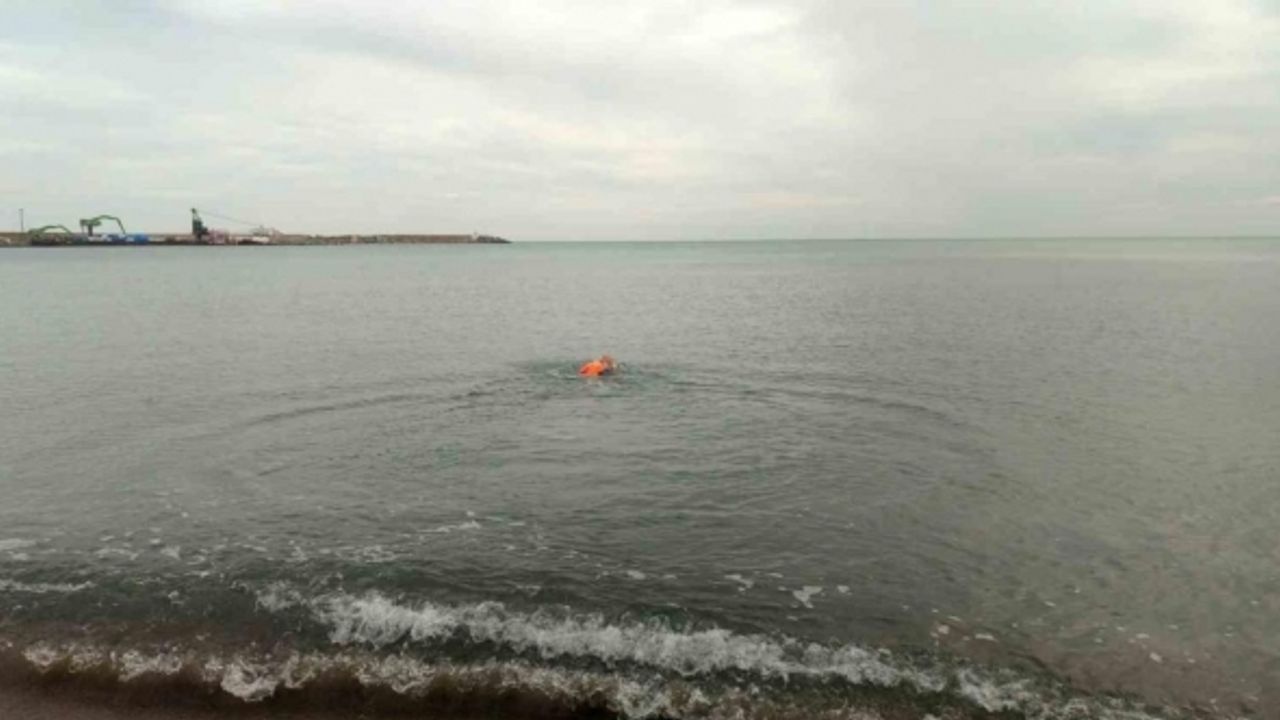 “Hastaneler dolu” dedi, soğuk havaya aldırmadan şifa bulmak için denize girdi