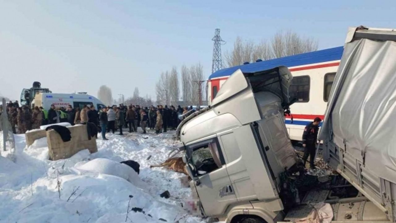 Hayvan yüklü tıra tren çarptı: Ölü ve yaralılar var