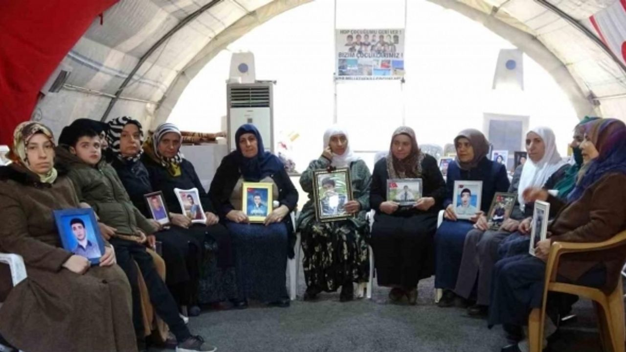 HDP il binası önündeki aileler evlat mücadelesini sürdürüyor