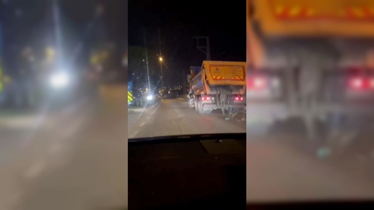 İBB’ye ait hafriyat kamyonun kapağı açık kalınca caddeye düşen taş parçalar tehlike saçtı: O anlar kamerada