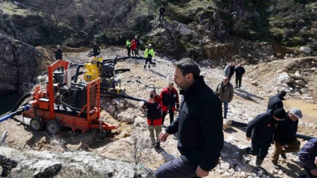 İliç’te vadiden akan suyun yığına karışmaması için tahliye işlemi devam ediyor