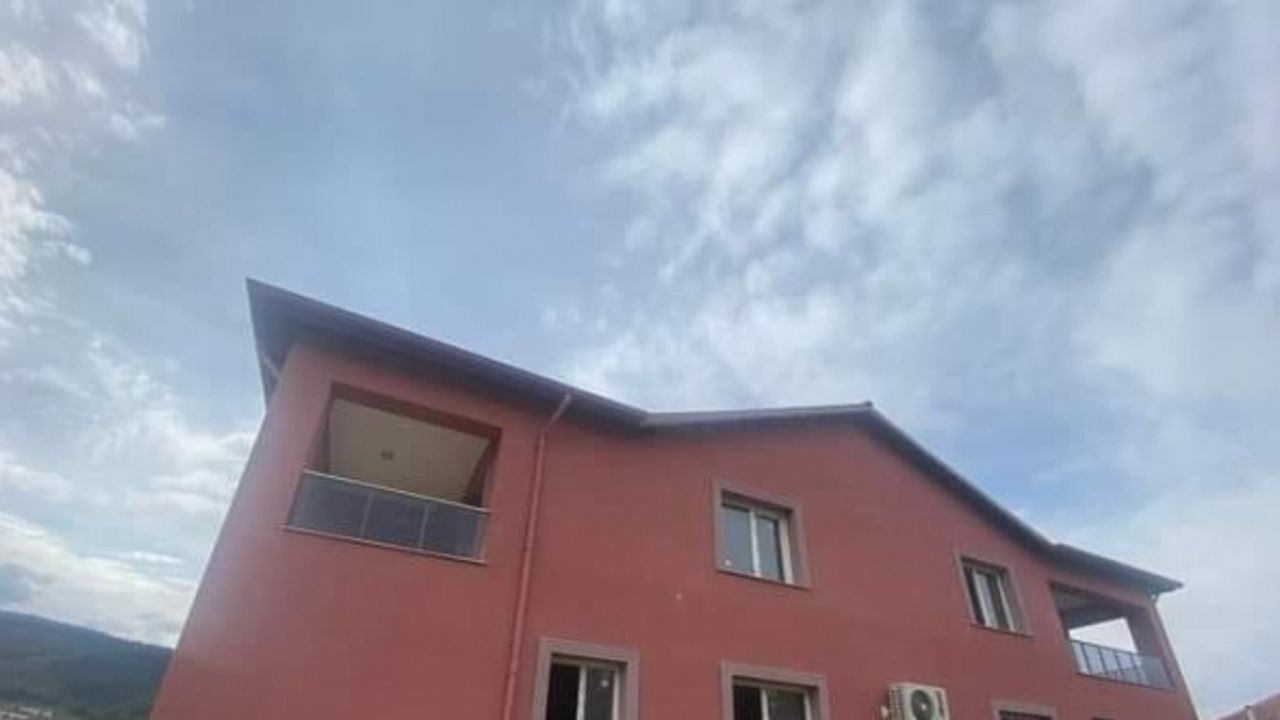 İmece usulü önce sağlık evini sonra bahçe düzenlemesini yaptılar