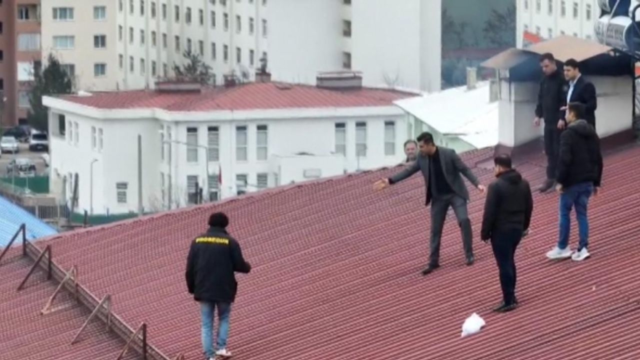 İntihar girişiminde bulunan şahıs, 3 saatlik iknanın ardından çatıdan indirildi