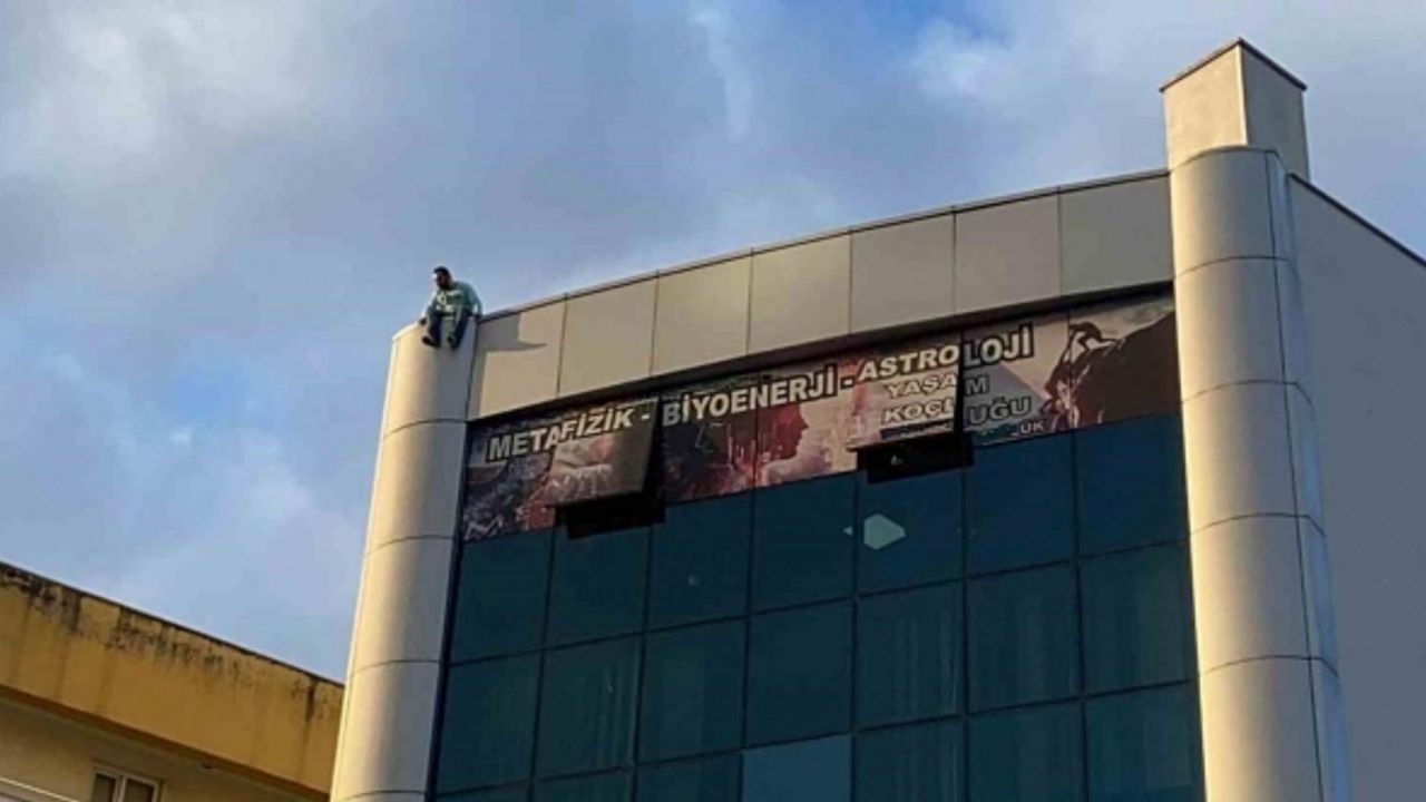 İş merkezinin çatısına çıktı, yürekler ağza geldi